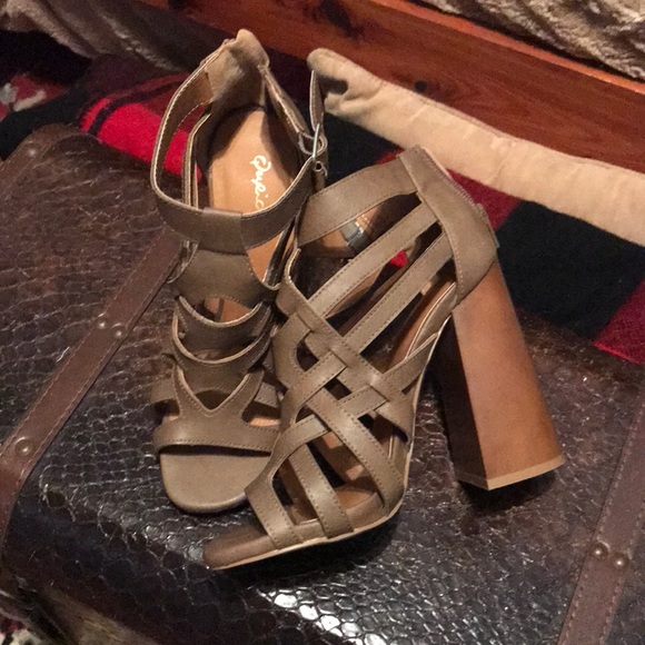 Shoes - Picture 1 of 4